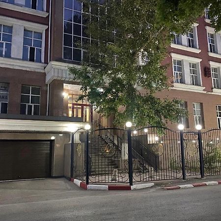 Arman Deluxe Apartamento Karagandy Exterior foto